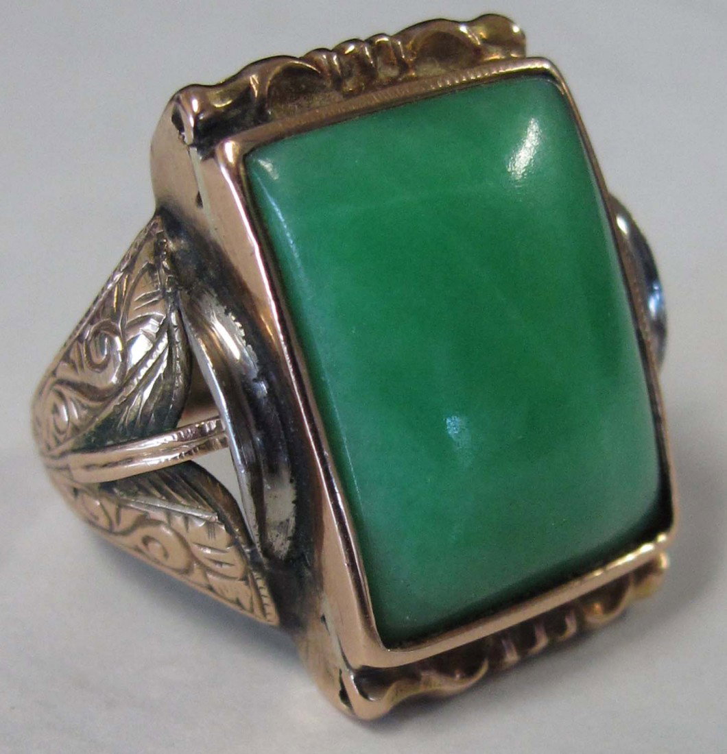 18KT GOLD AND JADE RING: 18KT GOLD AND JADE RING