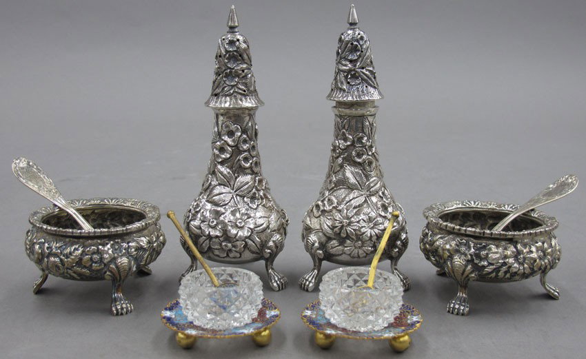 LOT WITH TWO PAIRS OF STERLING SALTS AND ONE PA: LOT WITH TWO PAIRS OF STERLING SALTS AND ONE PAIR OF CHAMPELVE SALTS