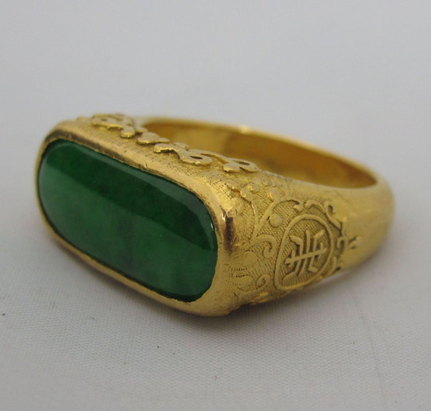 IMPERIAL JADE SADDLE RING marked 22/24 kt, teste: IMPERIAL JADE SADDLE RING marked 22/24 kt, tested at a minimum of 22kt