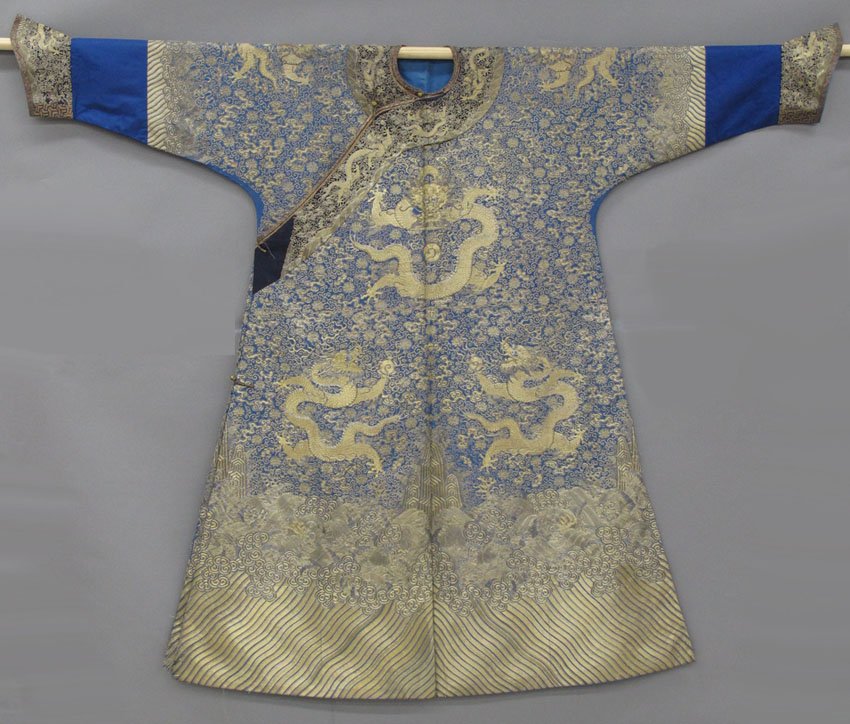 CHINESE IMPERIAL SILK AND EMBROIDERED ROBE with d: CHINESE IMPERIAL SILK AND EMBROIDERED ROBE with dragons