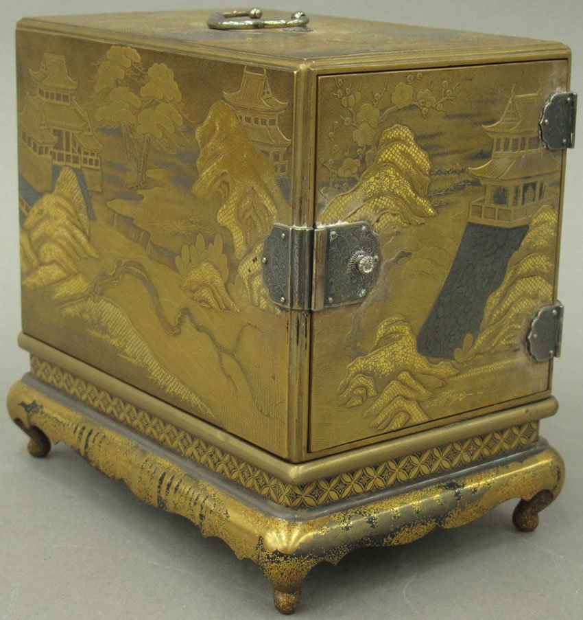 OUTSTANDING JAPANESE LACQUERED DRESSING BOX wit: OUTSTANDING JAPANESE LACQUERED DRESSING BOX with interior compartments height-7"