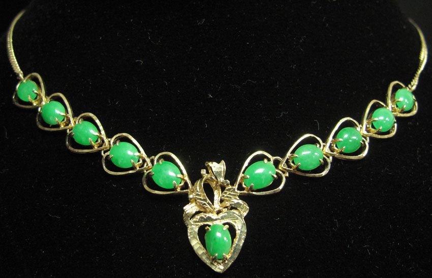 APPLE GREEN JADE AND 14KT NECKLACE: APPLE GREEN JADE AND 14KT NECKLACE