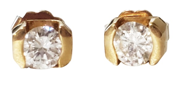 PAIR OF LADYS 14KT DIAMOND STUD EARRINGS