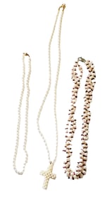 LADYS PEARL NECKLACES- LOT OF (3)