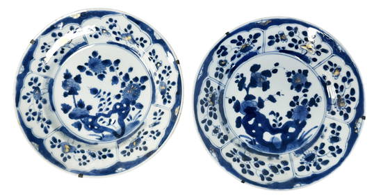 CHINESE 18TH C. PAIR OF BLUE & WHITE PLATES (1 of 3)