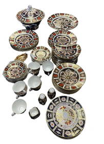 ROYAL CROWN DERBY DINNER SERVICE (1 of 5)