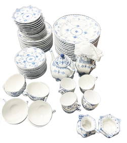 ROYAL CROWN DERBY BLUE LACE DINNER SERVICE (1 of 4)