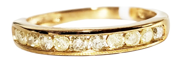 LADYS 10KT GOLD DIAMOND BAND RING