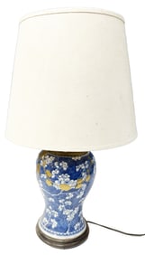 CHINESE QING DYNASTY PORCELAIN VASE, 18TH C.