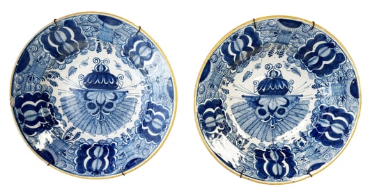 DELFT 18TH C. PAIR OF PEACOCK BLUE & WHITE PLATES
