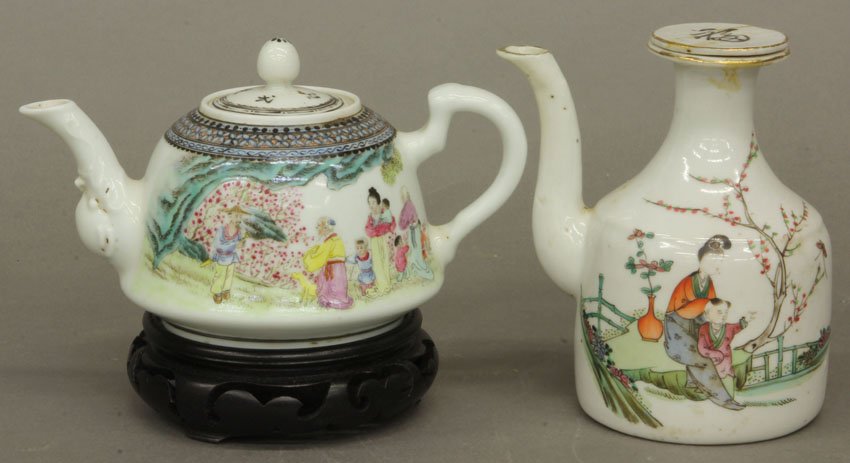 LOT OF (2) CHINESE PORCELAIN TEAPOTS: LOT OF (2) CHINESE PORCELAIN TEAPOTS