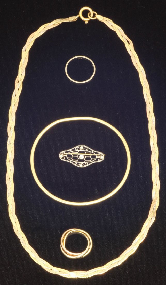 LOT OF 14KT GOLD JEWELRY ITEMS includes Necklaces and r: LOT OF 14KT GOLD JEWELRY ITEMS includes Necklaces and rings weight- 26 grams