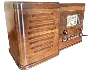 SILVERTONE WALNUT CASE VINTAGE RADIO