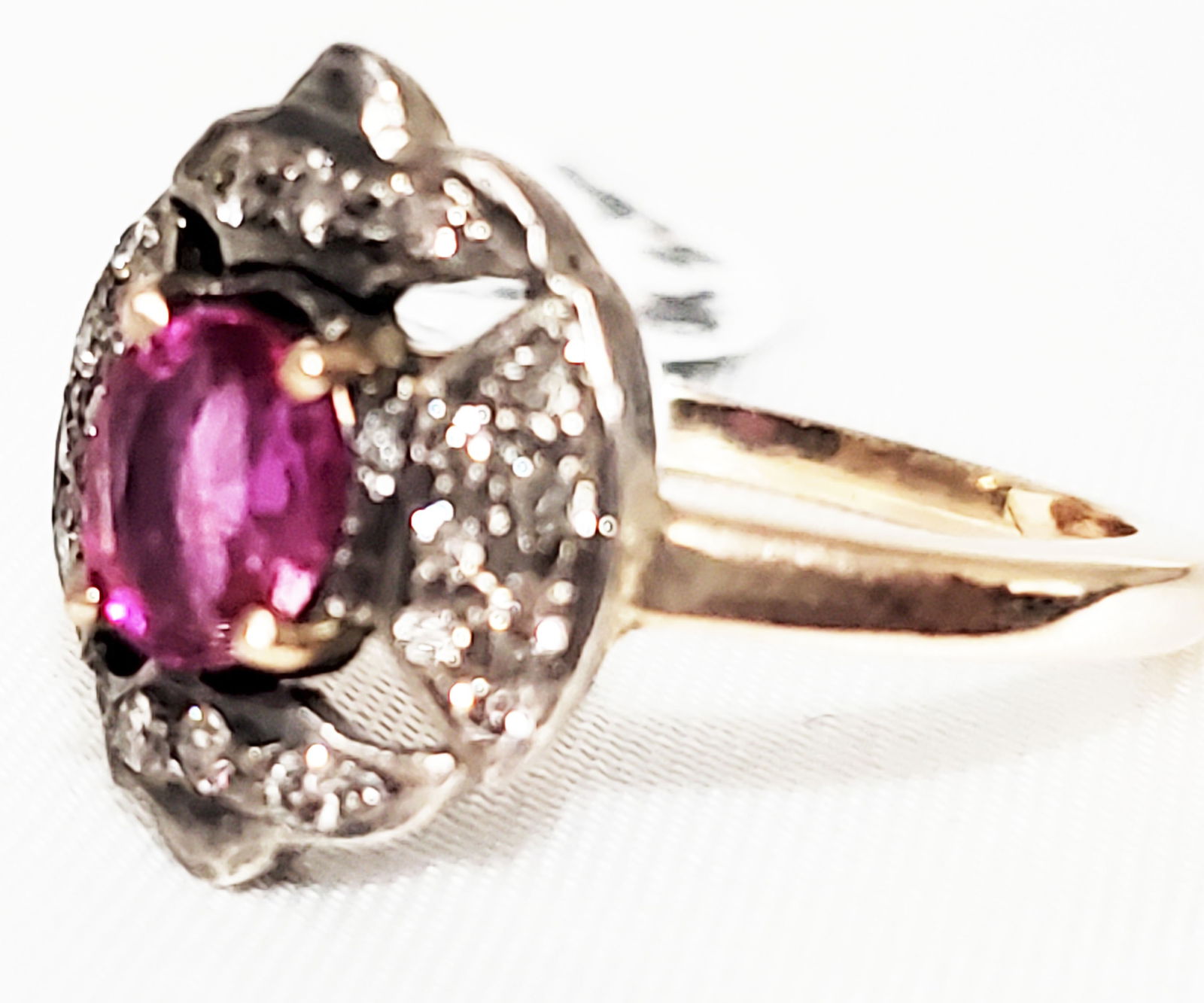 LADYS 18KT SILVER TOP RUBY DIAMOND RING - 7