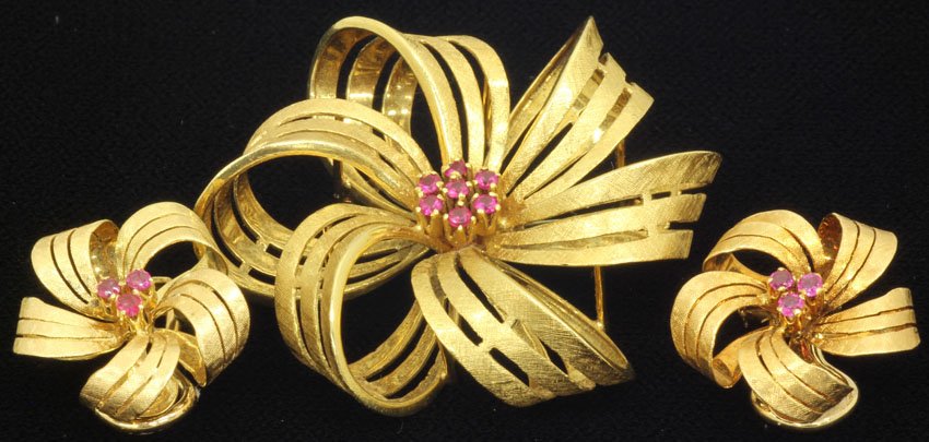 VINTAGE 18KT PIN AND EARRING SET with colored stones we: VINTAGE 18KT PIN AND EARRING SET with colored stones weight- 21 grams