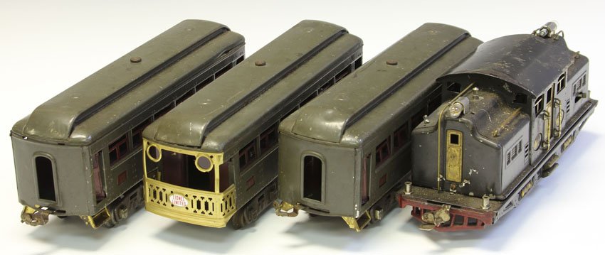 LOT OF (8) VINTAGE LIONELTRAINS AND CARS: Models- 318,(2) 339, 341, 807, 806, 248, 805 Condition: scratches to surface