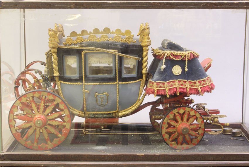 EARLY 20TH CENTURY CARRIAGE MODEL: in glass case Overall length- 23 1/2'" Condition: fair
