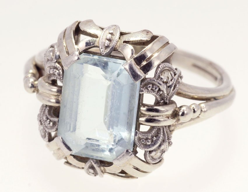 AQUAMARINE & DIAMOND RING: Marked 585 Weight- 4.6 grams