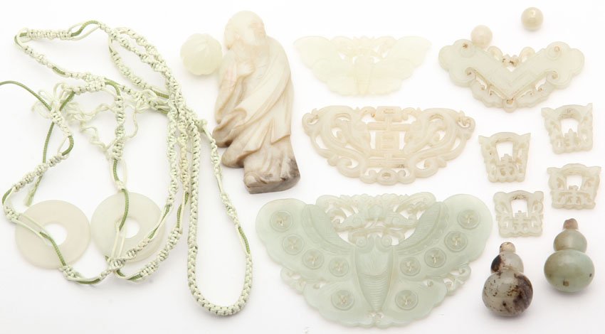 LOT OF (16) PCS. OF CHINESE JADE: beads, butterfly pendants