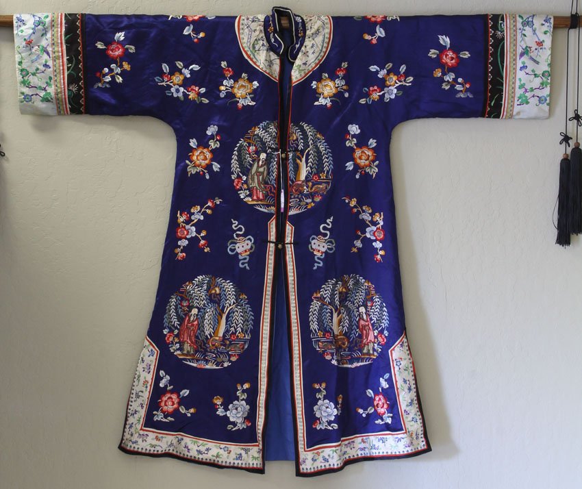 QING DYNASTY EMBROIDERED ROBE: .....