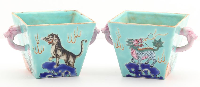 PAIR OF VINTAGE CHINESE PORCELAIN CUPS: 19th century Height- 2 3/4"