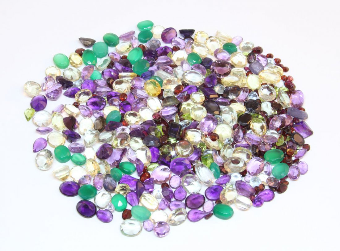 700 CTS OF SEMI-PRECIOUS STONES AND GEMS: ..