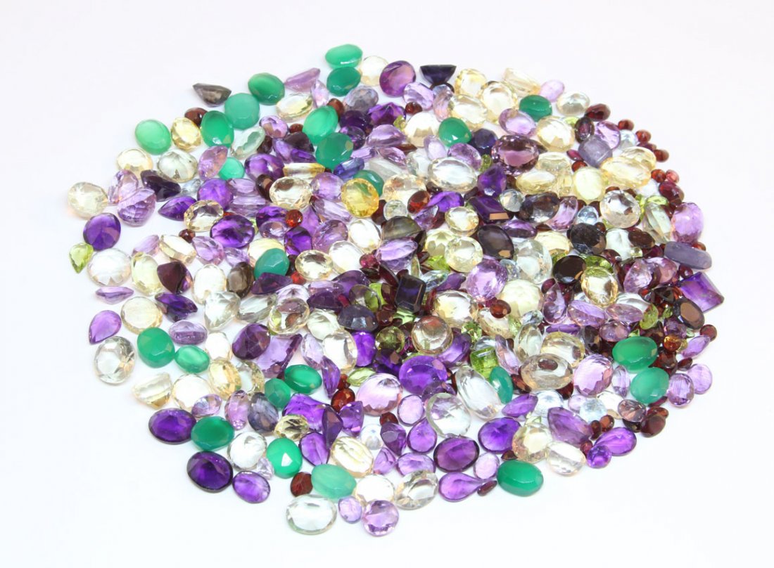 700 CTS OF SEMI-PRECIOUS STONES AND GEMS: ..