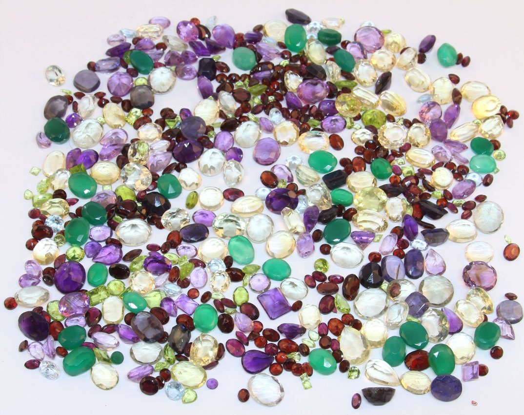 700 CTS OF SEMI-PRECIOUS STONES AND GEMS: ..