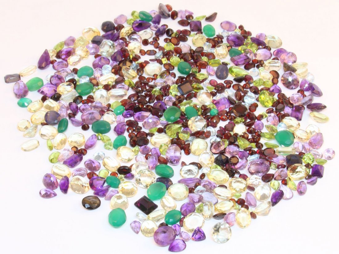 700 CTS OF SEMI-PRECIOUS STONES AND GEMS: ..