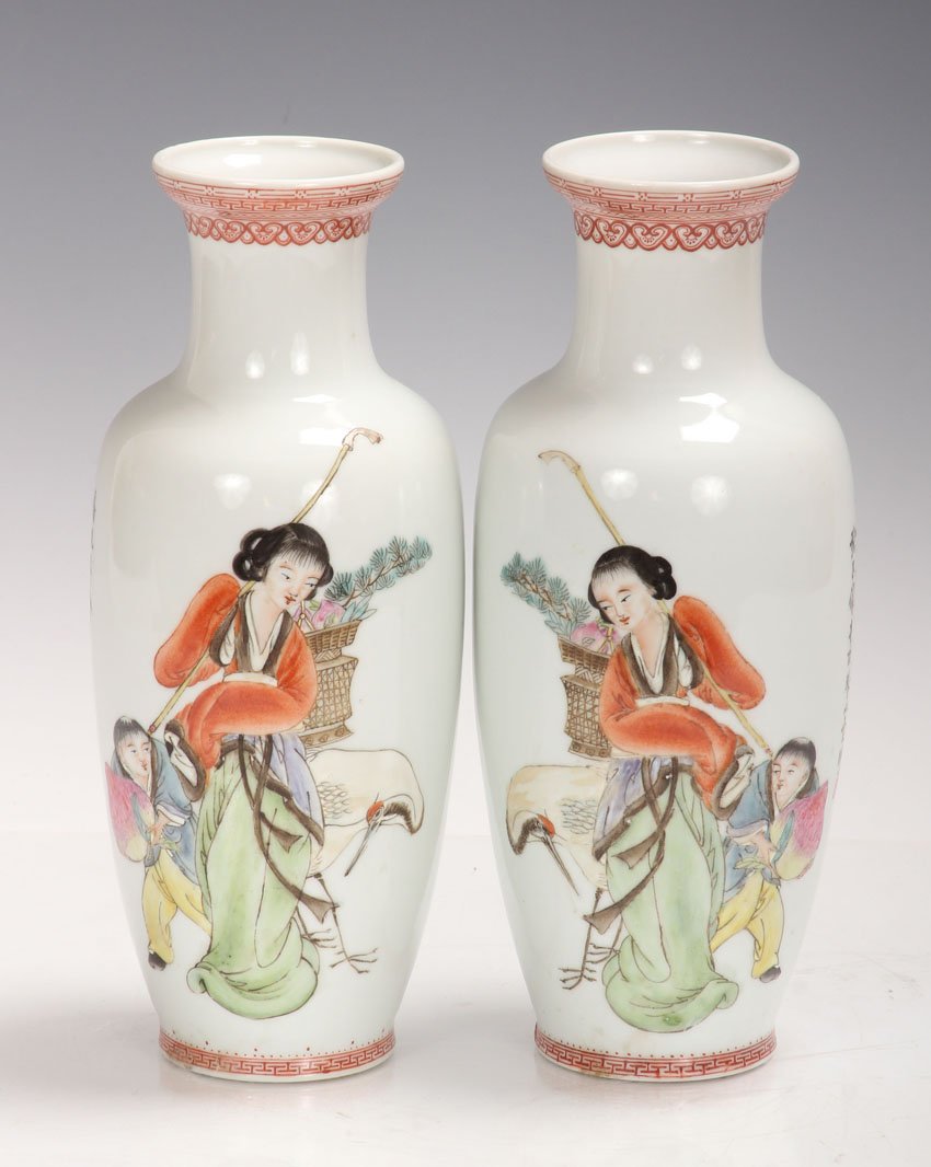 PAIR OF QING DYNASTY PORCELAIN PAINTED VASES: Height- 9"