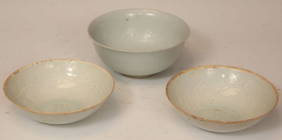 LOT OF (3) CHINESE CELADON BOWLS: Diameter- 7", 7 1/4"Condition- one bowl has a big crack