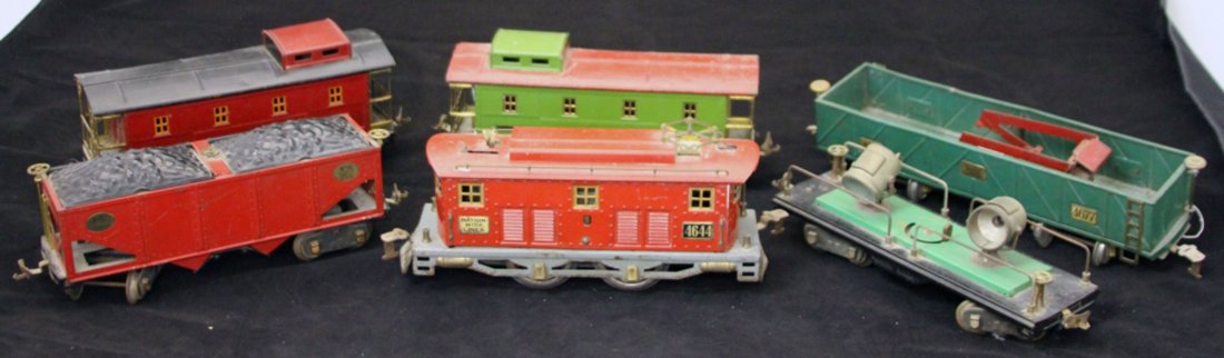 LIONEL ENGINE WITH (5) CARS: Model numbers- 516, 517, 4644, 517, 520, 4677
