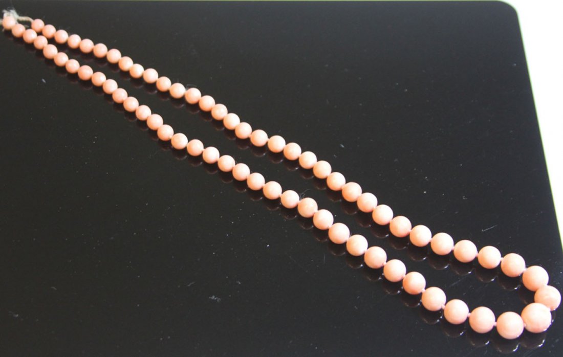 LADYS CORAL BEADED NECKLACE: Length- 13 1/2" Weight- 76.6 grams