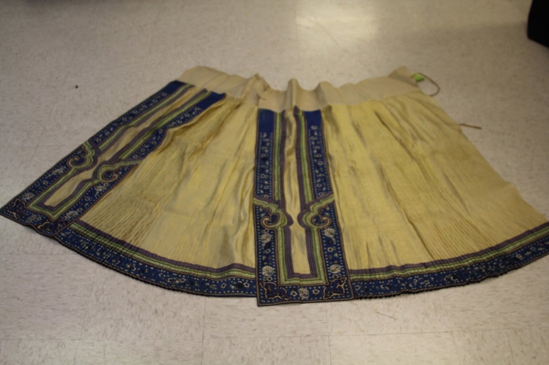 VINTAGE CHINESE SILK EMBROIDERED SKIRT: Condition- small stain