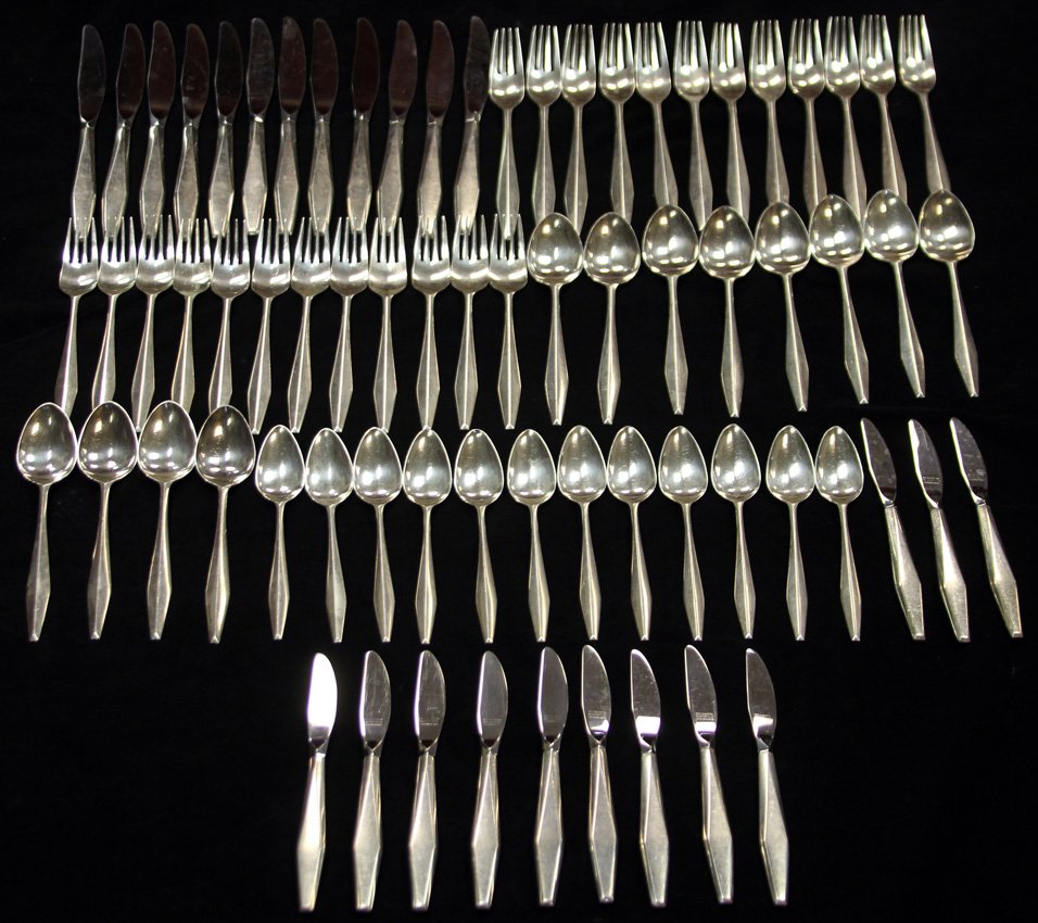 REED AND BARTON STERLING SILVER FLATWARE, 72 PCS.: Weight- 77.5 troy oz.