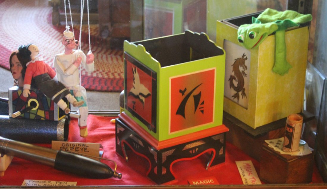 ASSORTED LOT: VINTAGE POPEYE PUPPETS, MAGIC SET (1 of 1)