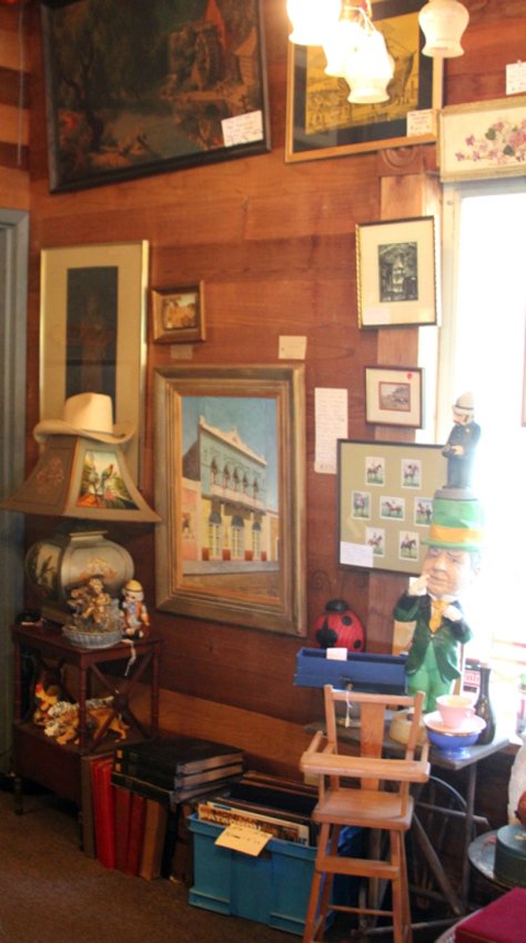 ASSORTMENT OF DECORATIVE ARTS (1 of 8)