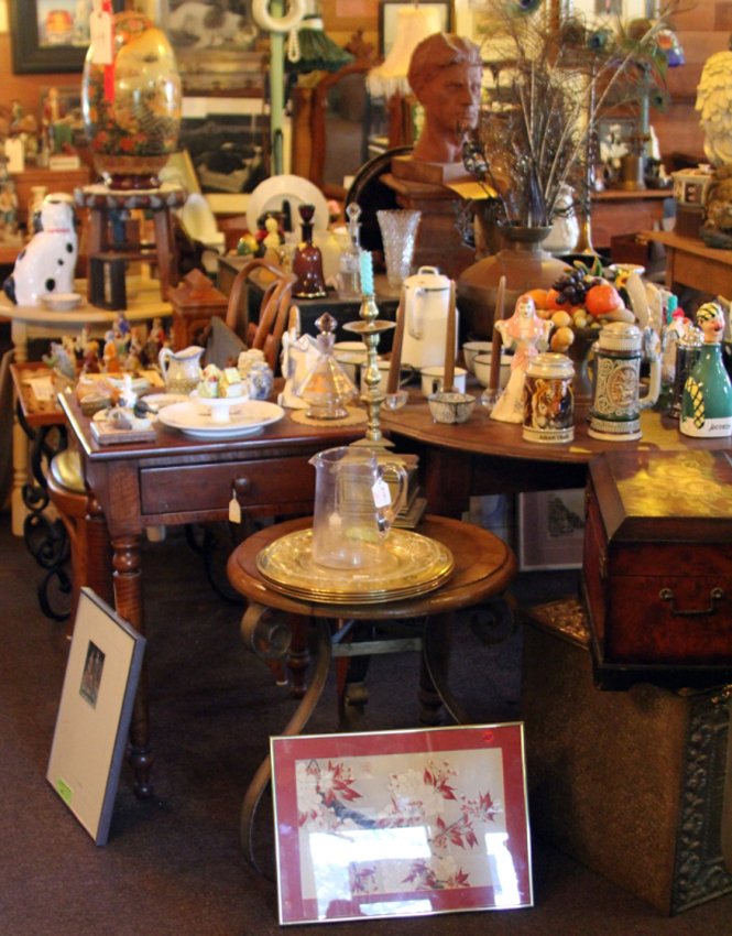 LARGE LOT OF DECORATIVE ITEMS (1 of 7)