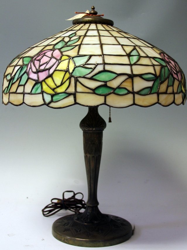 EARLY 20TH C. AMERICAN LEADED GLASS TABLE LAMP (1 of 2)