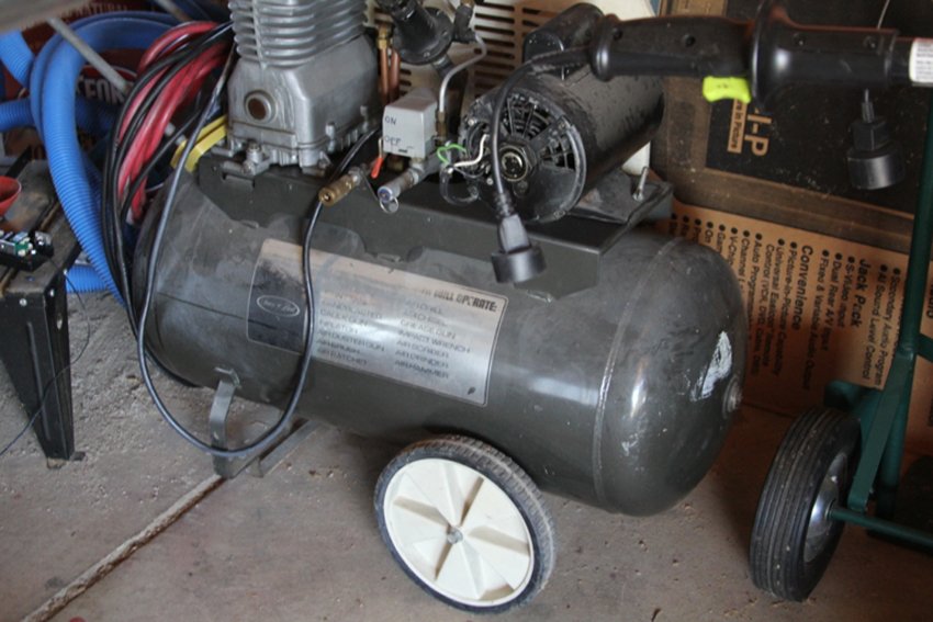 SEARS COMPRESSOR WITH HOWARD MOTOR: **ONSITE SALE - SPECIAL TERMS APPLY PLEASE READ TERMS AND CONDITIONSItems must be picked up between 9am - 12pm on Thursday the 20th.Items are located in Gilroy, CA and the address for pick up will be 