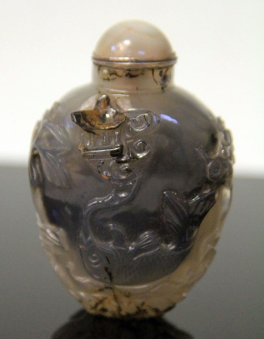 VINTAGE CHINESE CARVED QUARTZ SNUFF BOTTLE (1 of 2)