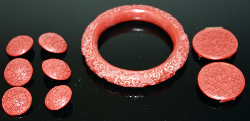 LOT OF VINTAGE CINNABAR CARVED JEWELRY (1 of 2)