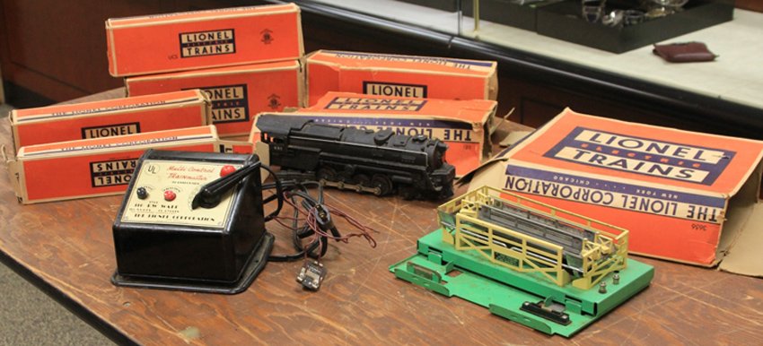 LARGE VINTAGE LIONEL TRAIN SET WITH TRACK (1 of 1)