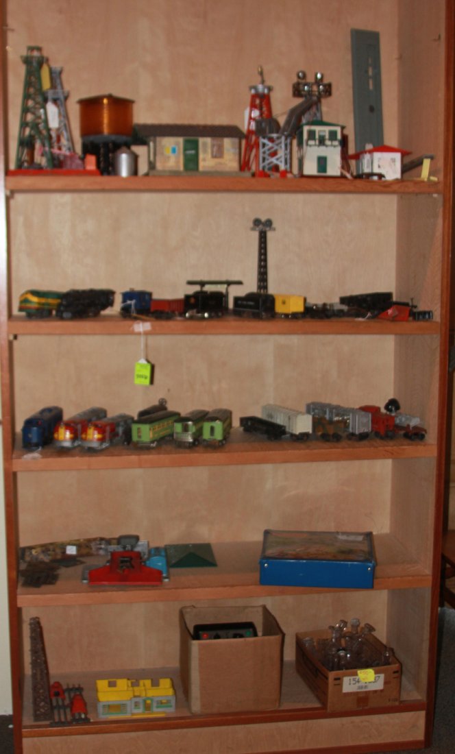 LARGE COLLECTION OF VINTAGE LIONEL TRAIN SET (1 of 10)