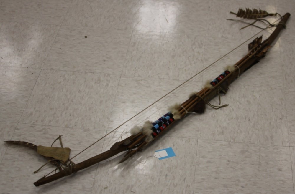 NATIVE AMERICAN BOW AND ARROW SET: .