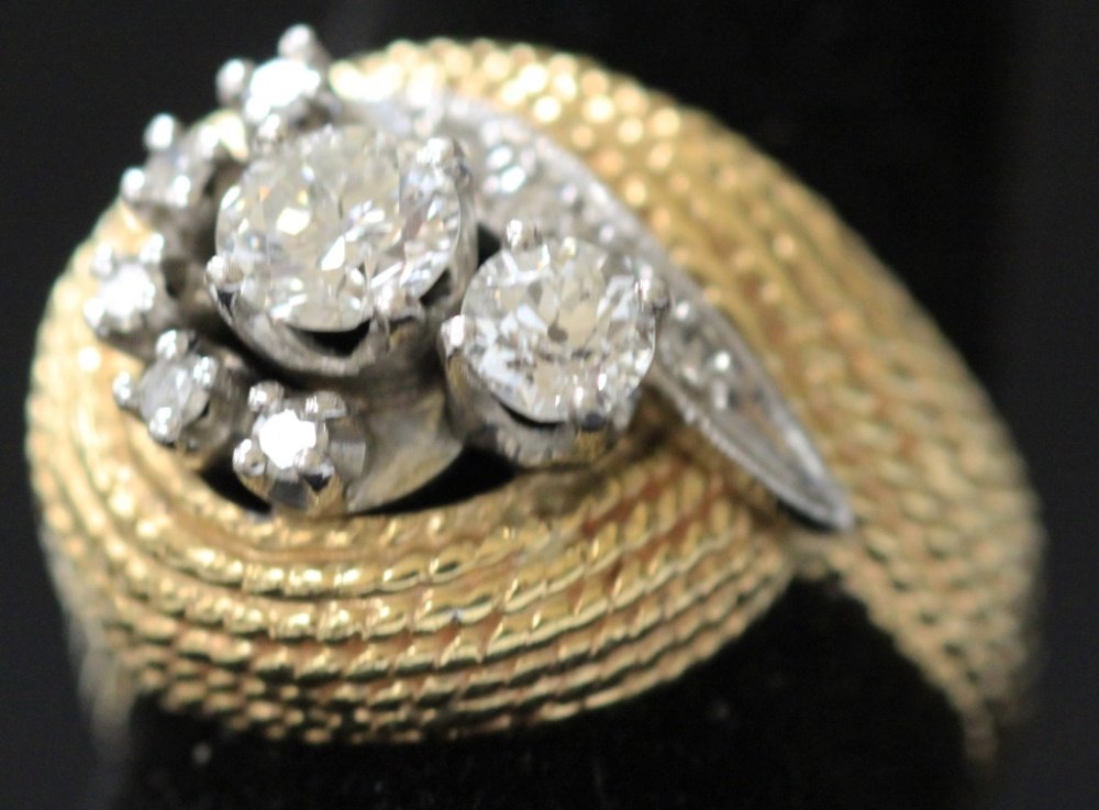 LADY'S VINTAGE DIAMOND 14KT RING: Ring size- 6 Weight- 7.5 grams Internal fracture on big diamond