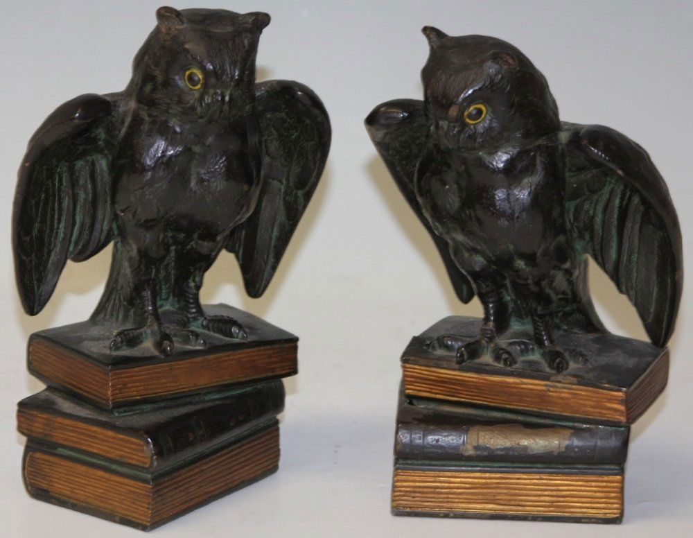 PAIR OF CAST METAL OWL BOOKENDS (1 of 2)