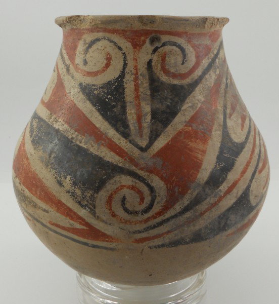 Southwestern Indian / Prehistoric Casa Grande Pott: This is another piece of prehistoric pottery; it is from the same estate and is old authentic ancient pottery. This piece is a medium sized Prehistoric Casa Grande Southwestern Pottery Jar/ Pot, circa