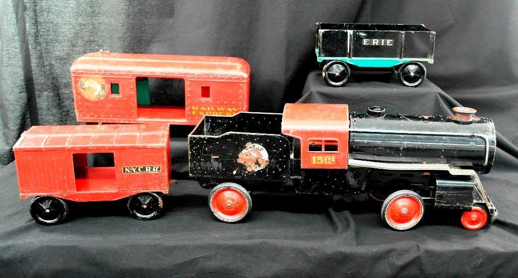 Steelcraft 1930s Ride-On Train Set: Offered is a wonderful 1930s heavy pressed steel ride on toy train by Steelcraft. Both the locomotive and Mail car have steerable wheels. This is a large set with a combine length of 76 and is in good
