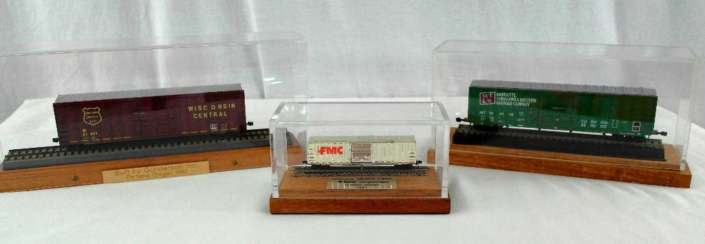 3 Commemorative Railroad Cars In Plastic Display Cases (1 of 10)